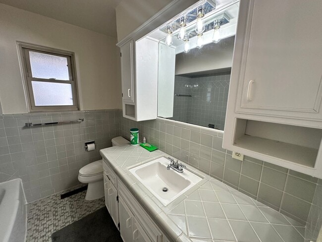 Building Photo - Versatile 3-bedroom, 1.5-bath Home Available in OKC!