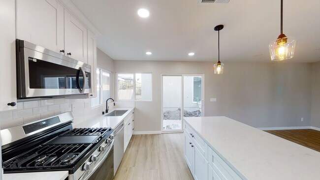 Building Photo - 5318 E Falls View Dr