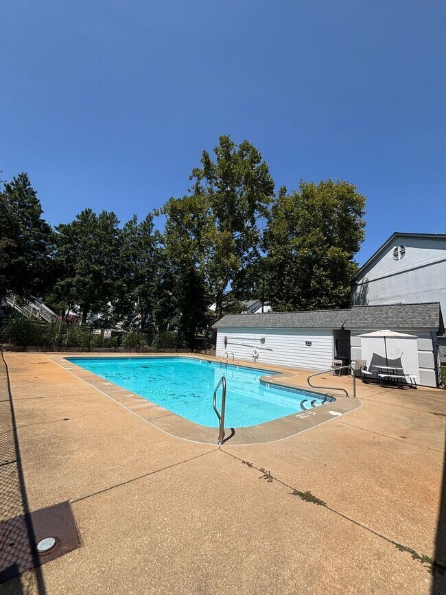 Building Photo - 2518-202 Avent Ferry Road