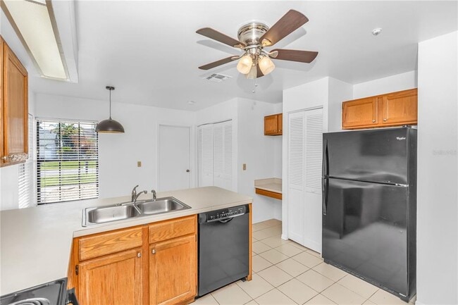 Building Photo - 5831 Plumtree Ct