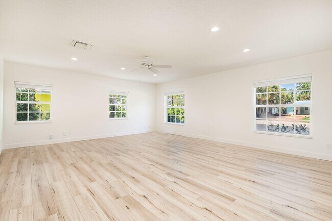 Building Photo - 120 Miramar Way