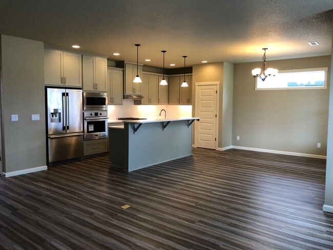 Building Photo - Like New Townhouse