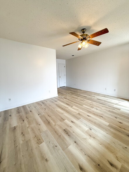 Building Photo - 409 E Roosevelt Ave