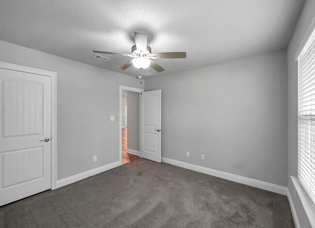 Building Photo - Stunning Rental in Navarre!