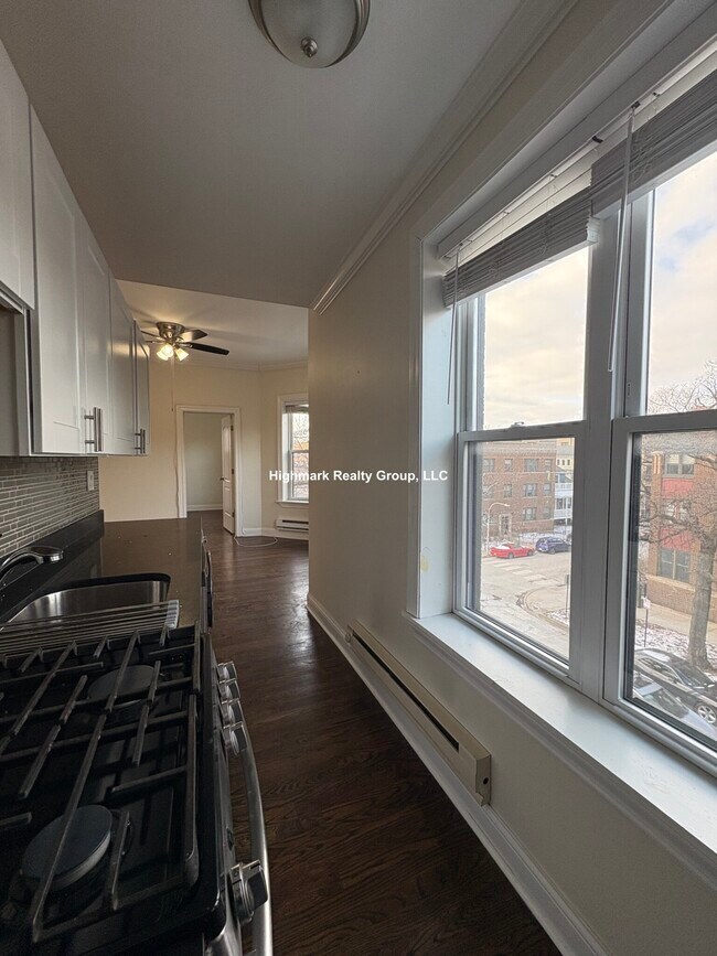 Building Photo - 923 W Waveland Ave