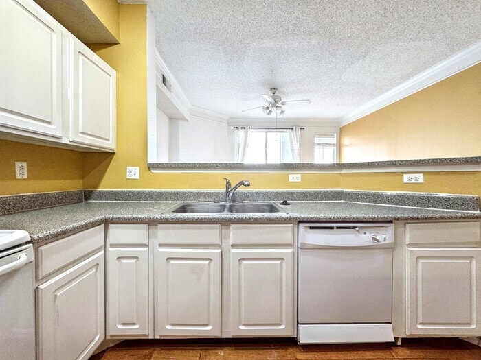 Building Photo - 2016 Oxford Ln