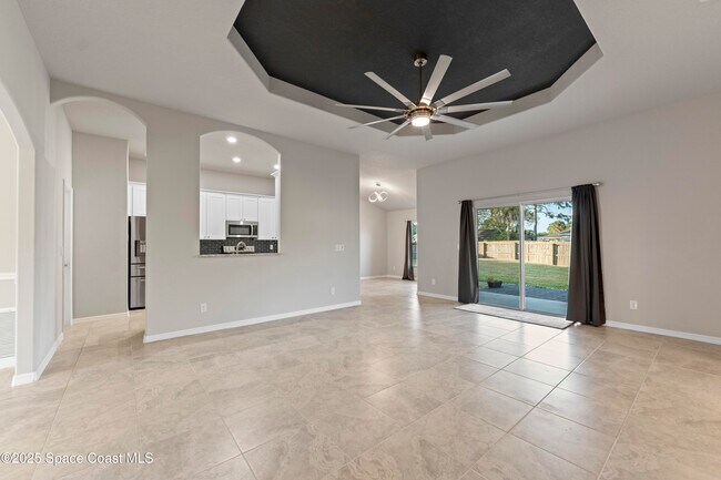 Building Photo - 565 Rembrandt St SE