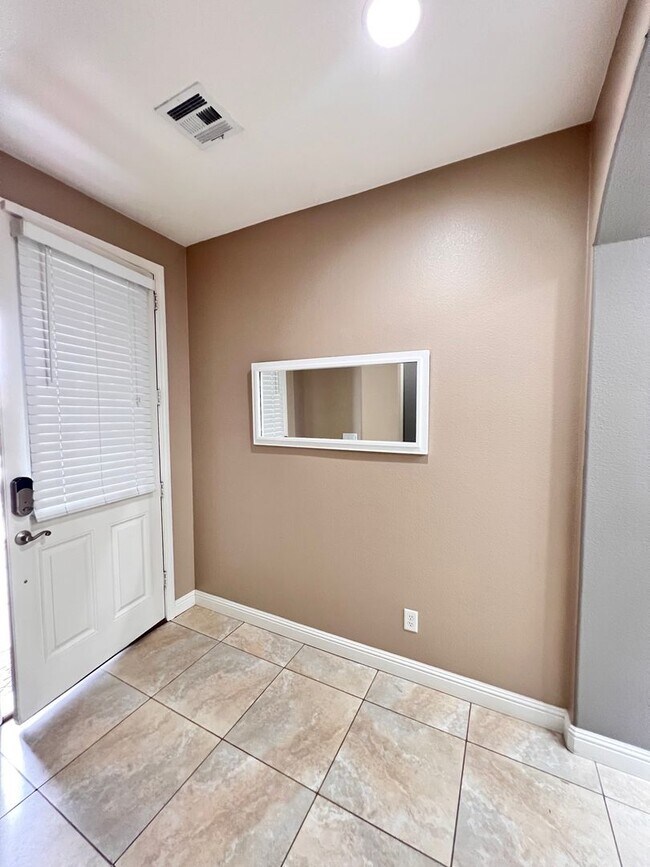 Building Photo - Gorgeous 1 story single home, 3 beds, 2 ba...