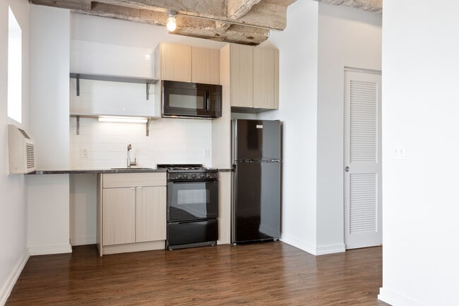 Building Photo - 1325 W Wilson Ave
