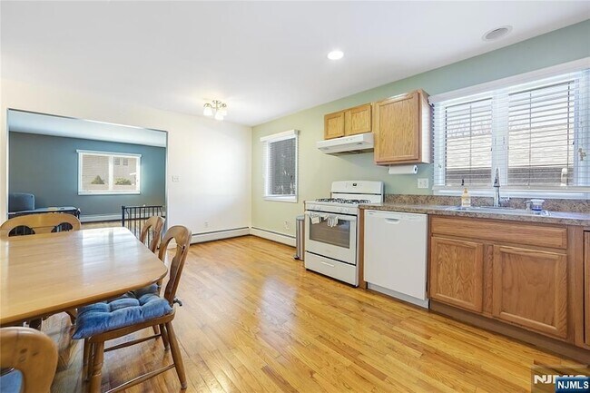 Building Photo - 260 Garibaldi Ave