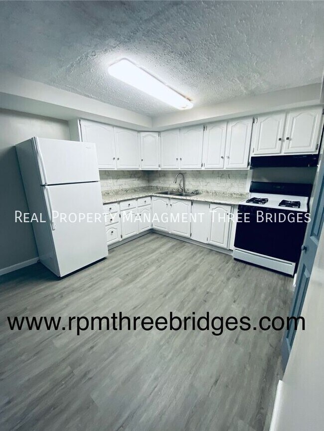 Building Photo - 28 Redwood Dr