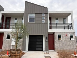 Building Photo - 1015 E Pasadena Ave