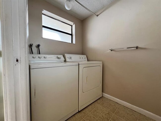 Building Photo - 10605 Royal Palm Blvd