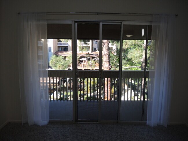 Building Photo - 1855 Diamond St