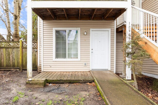 Building Photo - 1 Bed / 1 Bath Apartment – Updated Flooring – Convenient NE Portland Location
