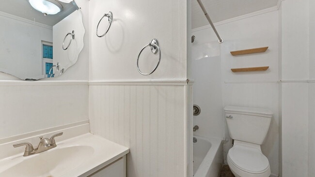 Building Photo - Super Cute One bedroom - Arts and Crafts s...