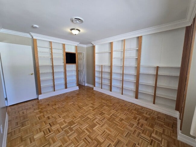 Building Photo - A Fabulous 3 Bedroom Townhome Centrally located.