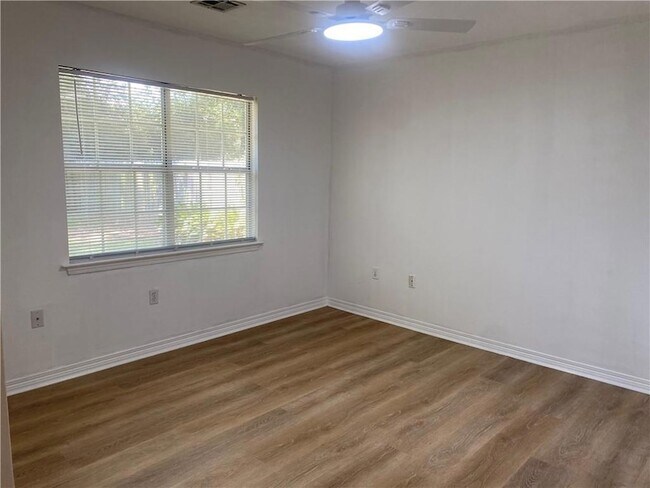 Building Photo - 1373 Fairfield Dr