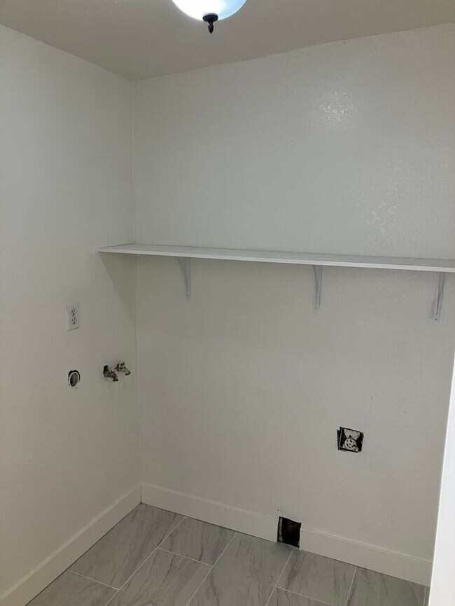 Building Photo - 1351 Leonard Ave