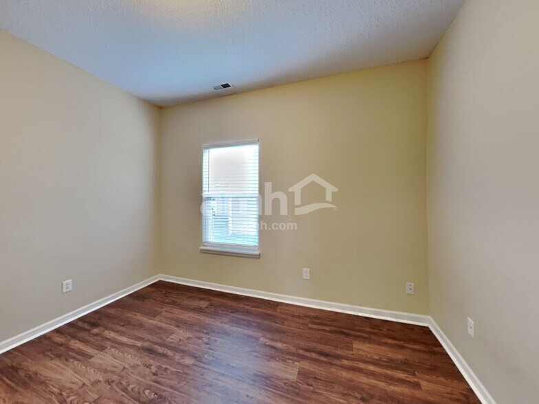Building Photo - 9735 Thomas Ln