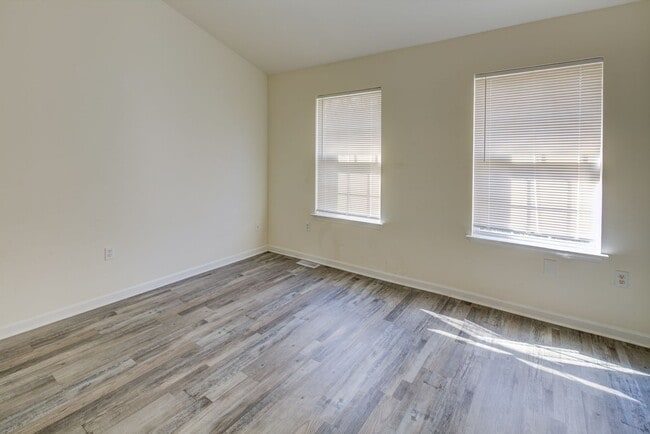 Building Photo - End Unit in New Castle -Showing Sunday 8/1...