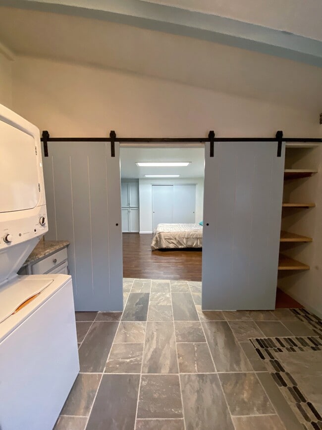 Building Photo - 707 Cirby Way