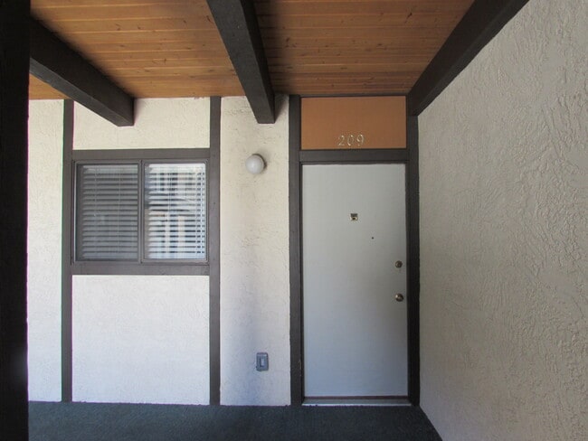 Building Photo - 3231 Lakeside Dr