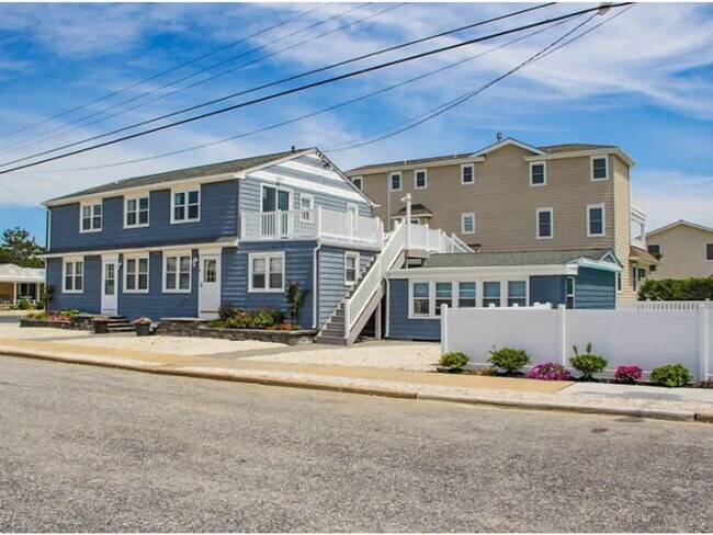 Building Photo - 9 28th St E