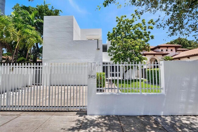 Building Photo - 745 SW 22nd Rd