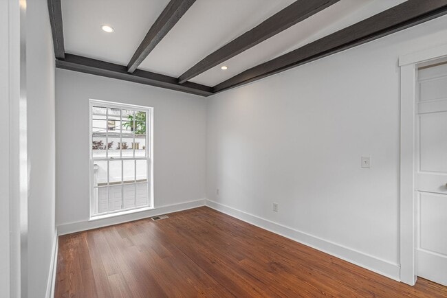 Building Photo - Renovated 2 Bedroom Carriage house off Lafayette Square