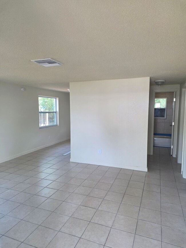 Building Photo - 2/1 DUPLEX