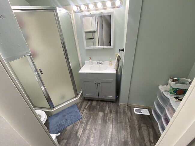 Building Photo - Steps from Campus, Minutes to Downtown – 4BR House on N Forest St | Pre-Leasing September 2026