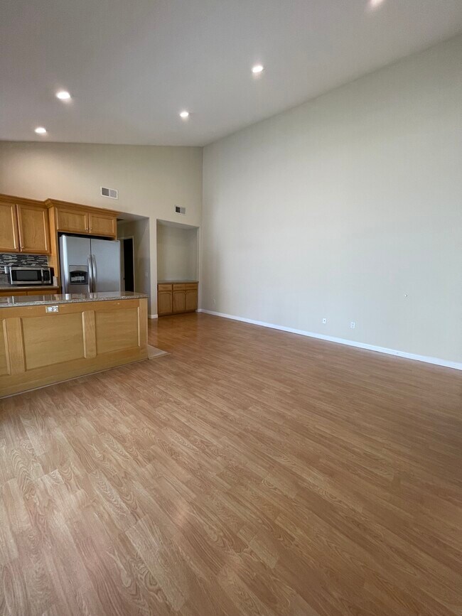 Building Photo - 13806 Vanowen St