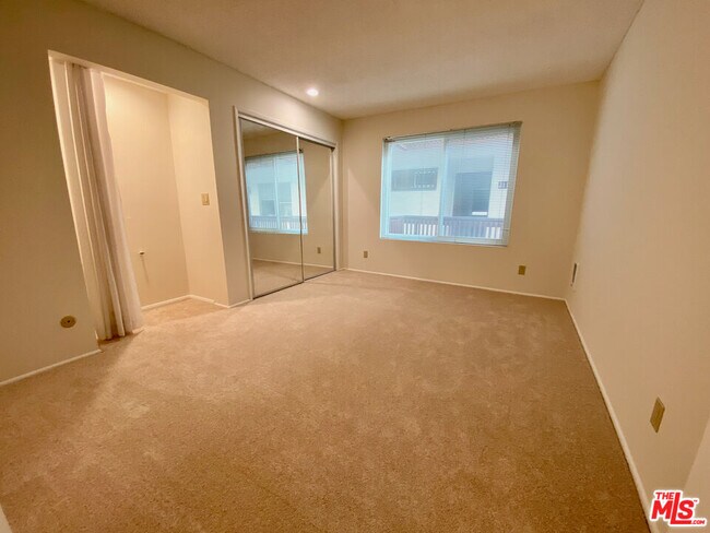 Building Photo - 5650 N Sumner Way