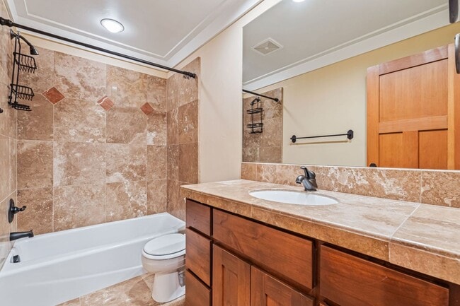 Building Photo - Luxury 3-Bedroom, 2.5-Bath Townhouse Retre...