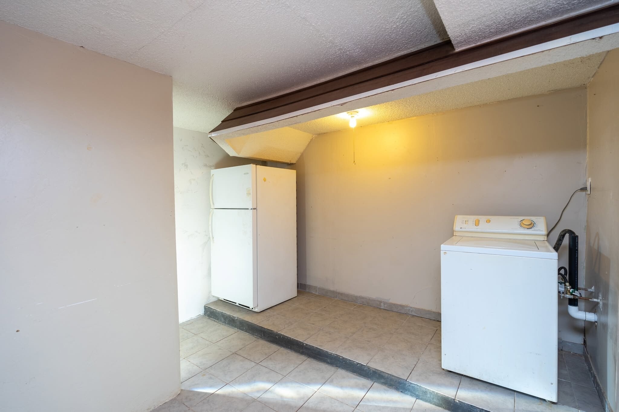 Building Photo - 702 N Skyline Dr