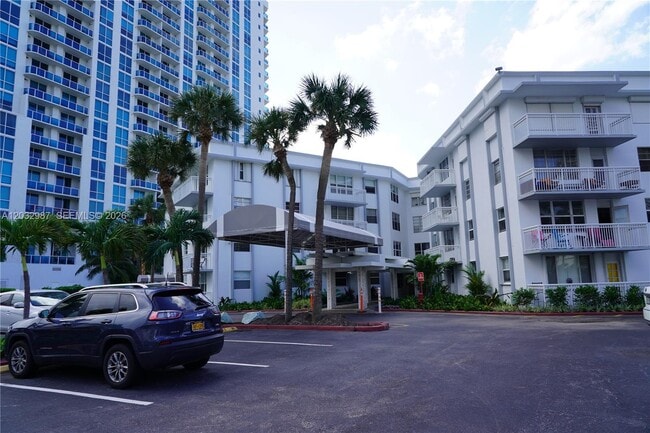 Building Photo - 1913 S Ocean Dr