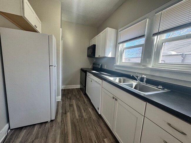 Building Photo - 3 bedroom, 2 bath in NE Lincoln