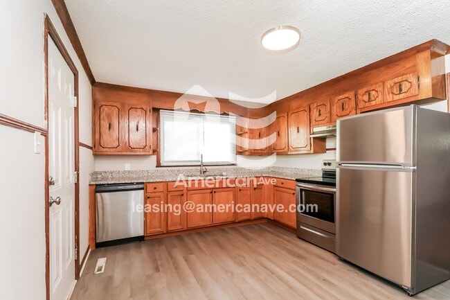 Building Photo - 305 River Dr