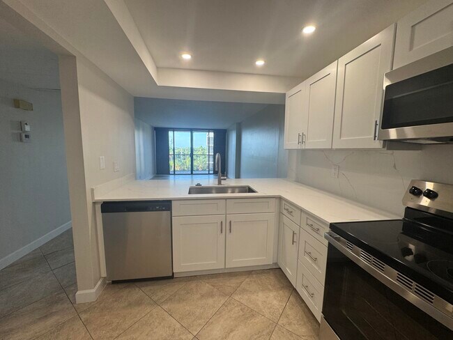 Building Photo - 21 Royal Palm Way