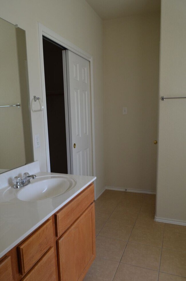 Building Photo - 3 bedroom, 2 bath house