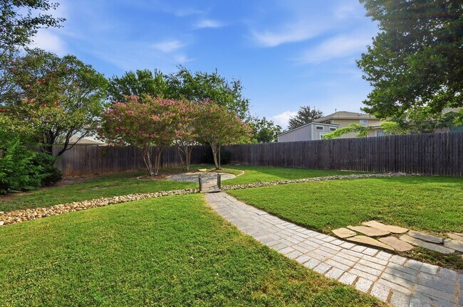 Building Photo - 920 Coronation Way