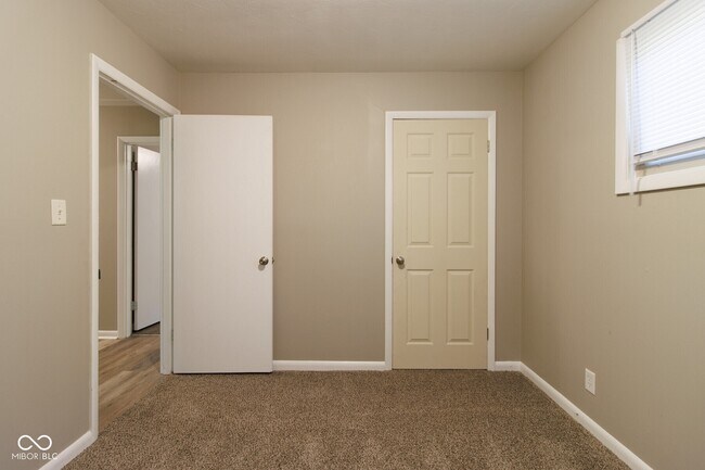 Building Photo - 432 Woodview Dr