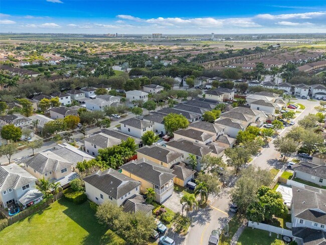 Building Photo - 239 SE 31st Terrace