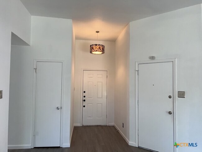 Building Photo - 2503 Armadillo Dr
