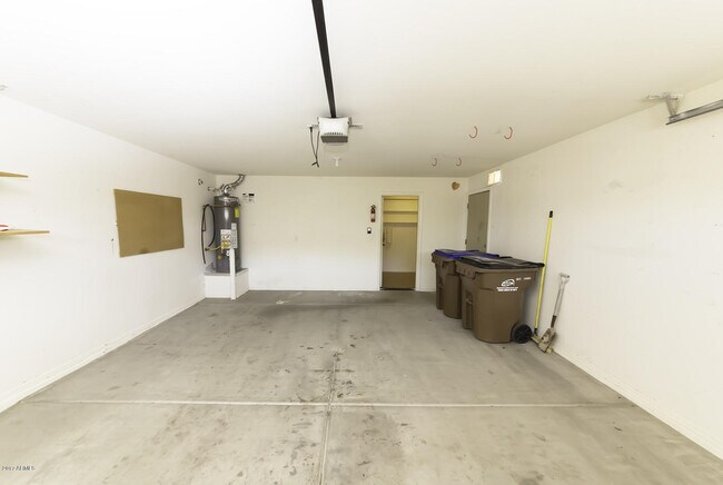 Building Photo - BEAUTIFUL 4 BED 2.5 BATH, OVER 2300SQFT., ...