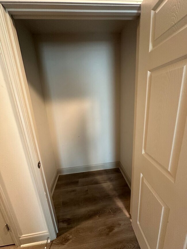 Building Photo - Like New 3 Bedroom 2 Bathroom Home