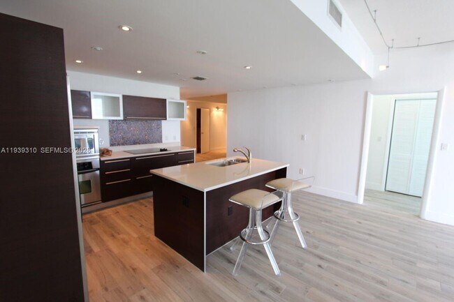 Building Photo - 1900 N Bayshore Dr