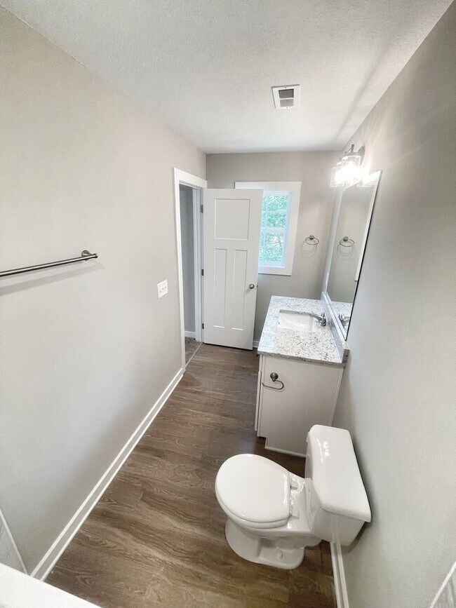 Building Photo - Adorable Single Family Town Home with Modern Finishes