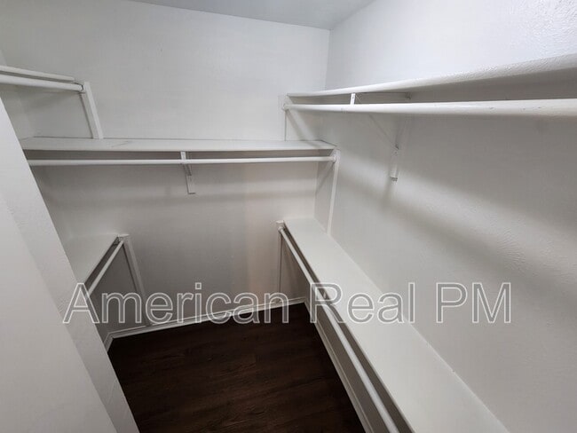 Building Photo - 2750 Sunset Strip Dr